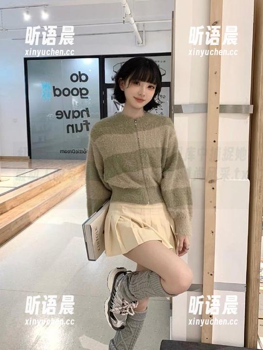 红裙下的Min.E (민이)：在图库中捕捉她最动人的写真瞬间，带你领略时尚风采.txt